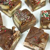 Serveersuggestie Rocky road fudge met kerstkransjes - Lovemyfood.nl