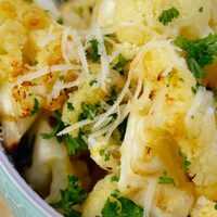 Serveersuggestie Bloemkool met knoflook en Parmezaanse kaas - Lovemyfood.nl