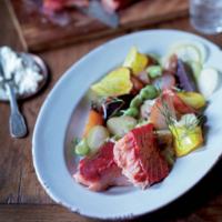 Serveersuggestie Warm Gerookte Zalm In Biet Met Salade Van Bieten, Tuinbonen En Mierikswortelcreme